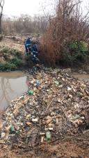 Saev Ambiental executa trabalho de desobstrução na ponte sobre o Córrego Marinheiro